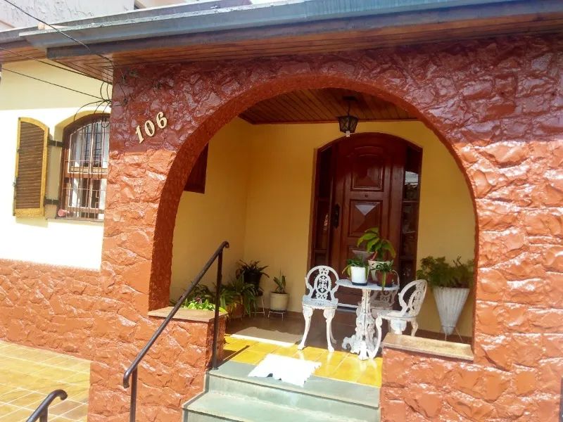 Venha conhecer essa incrível casa térrea que conta com uma edícula, perfeita para quem bus