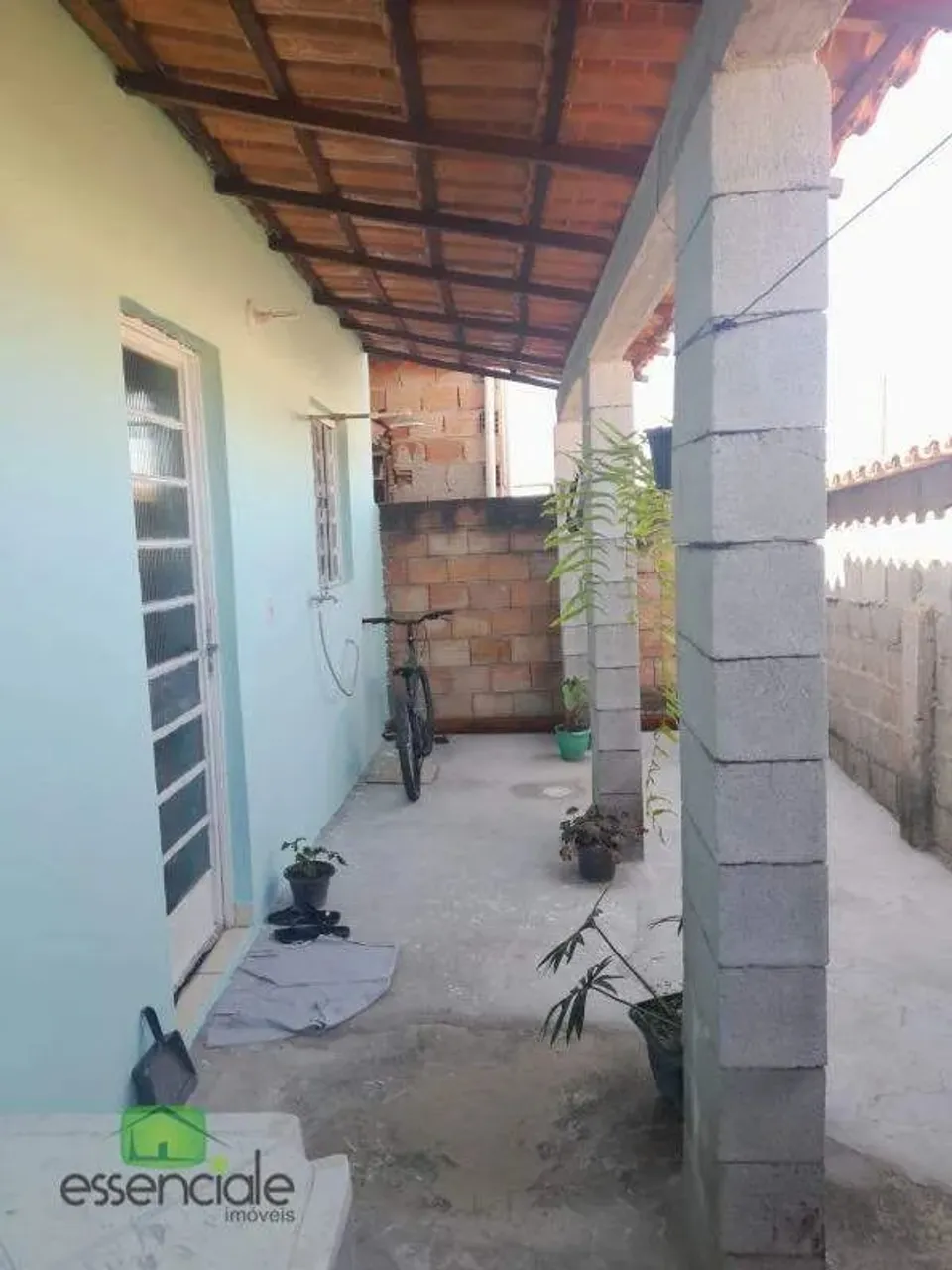 Casa com quintal à venda no bairro Colonial em Contagem