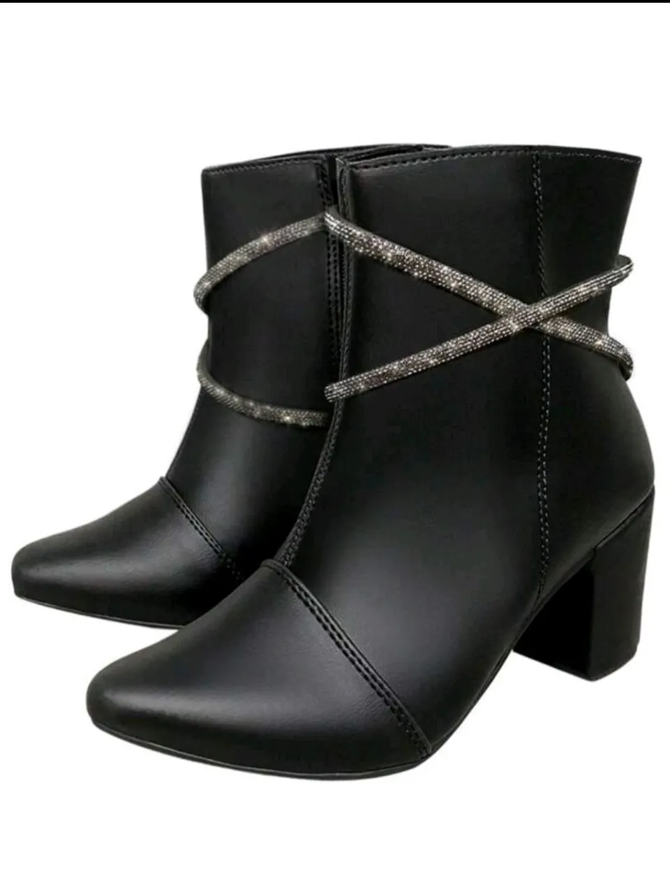 Bota Feminina Preta com Detalhes em Strass