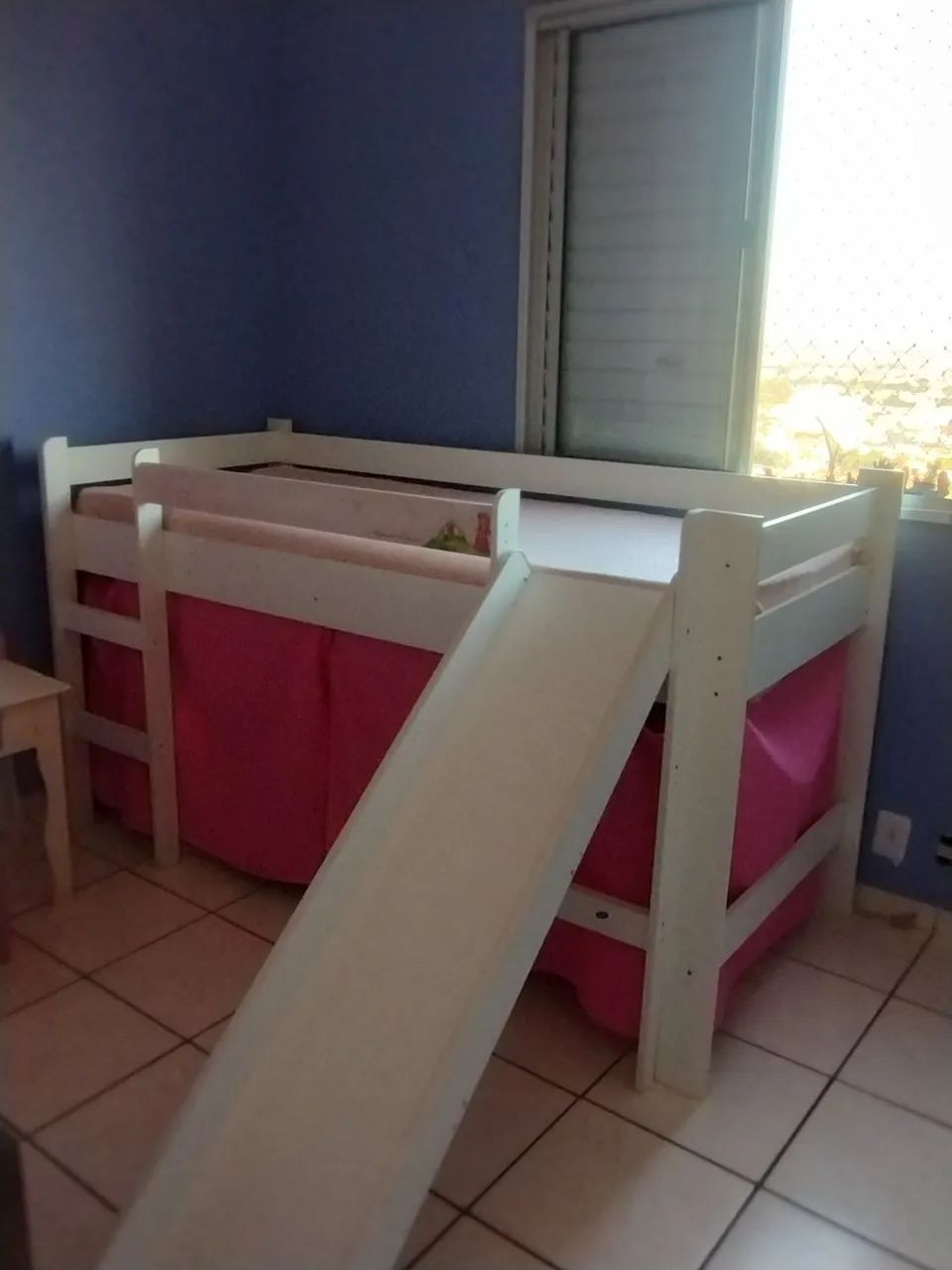 Cama suspensa com escorregador e penteadeira infantil  - Foto 2