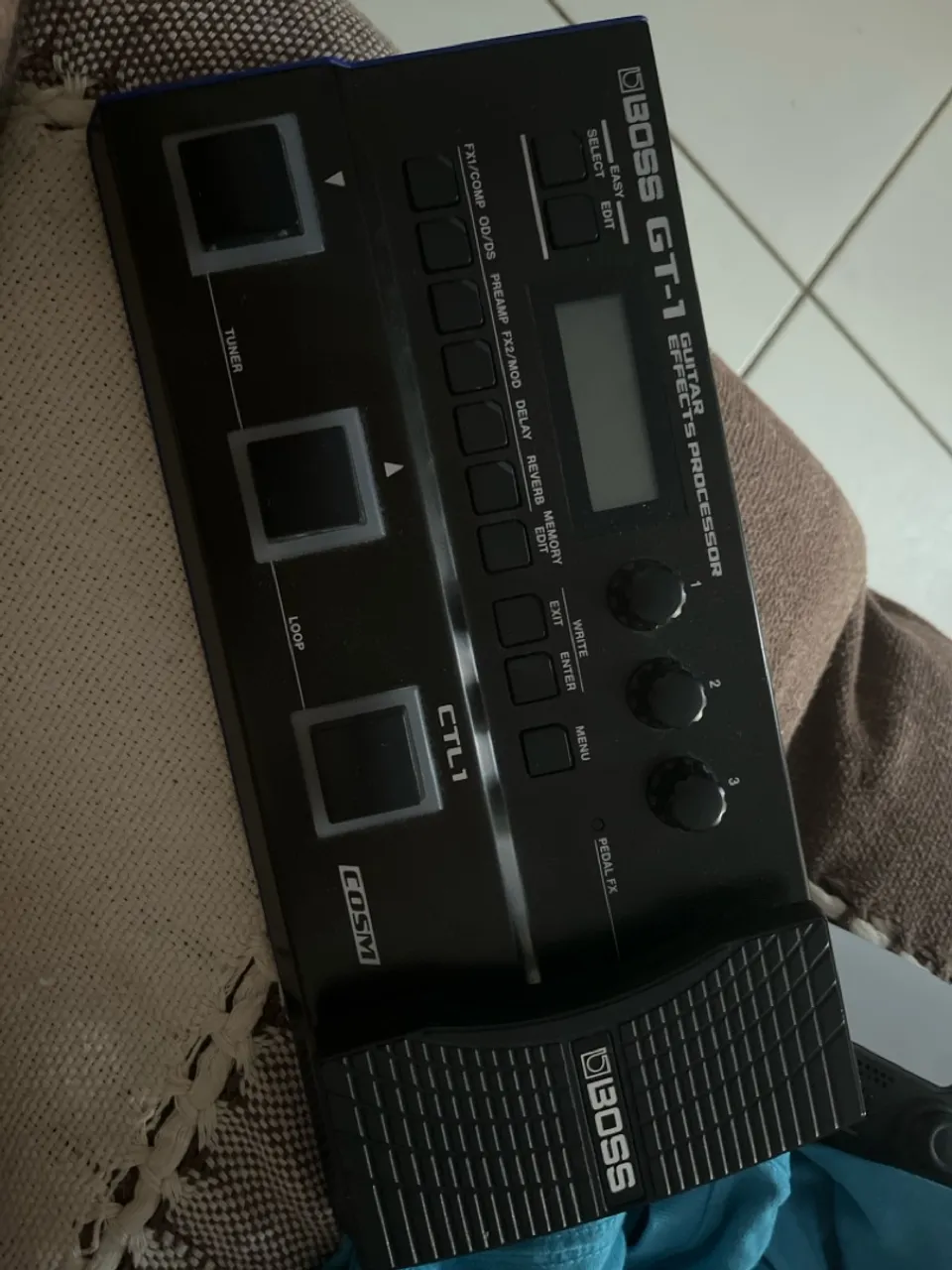Pedal Multi-Efeitos Boss GT-1(+adaptador pra carregar)