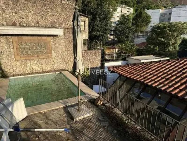 Casa de rua - Triplex / Residencial / Lagoa