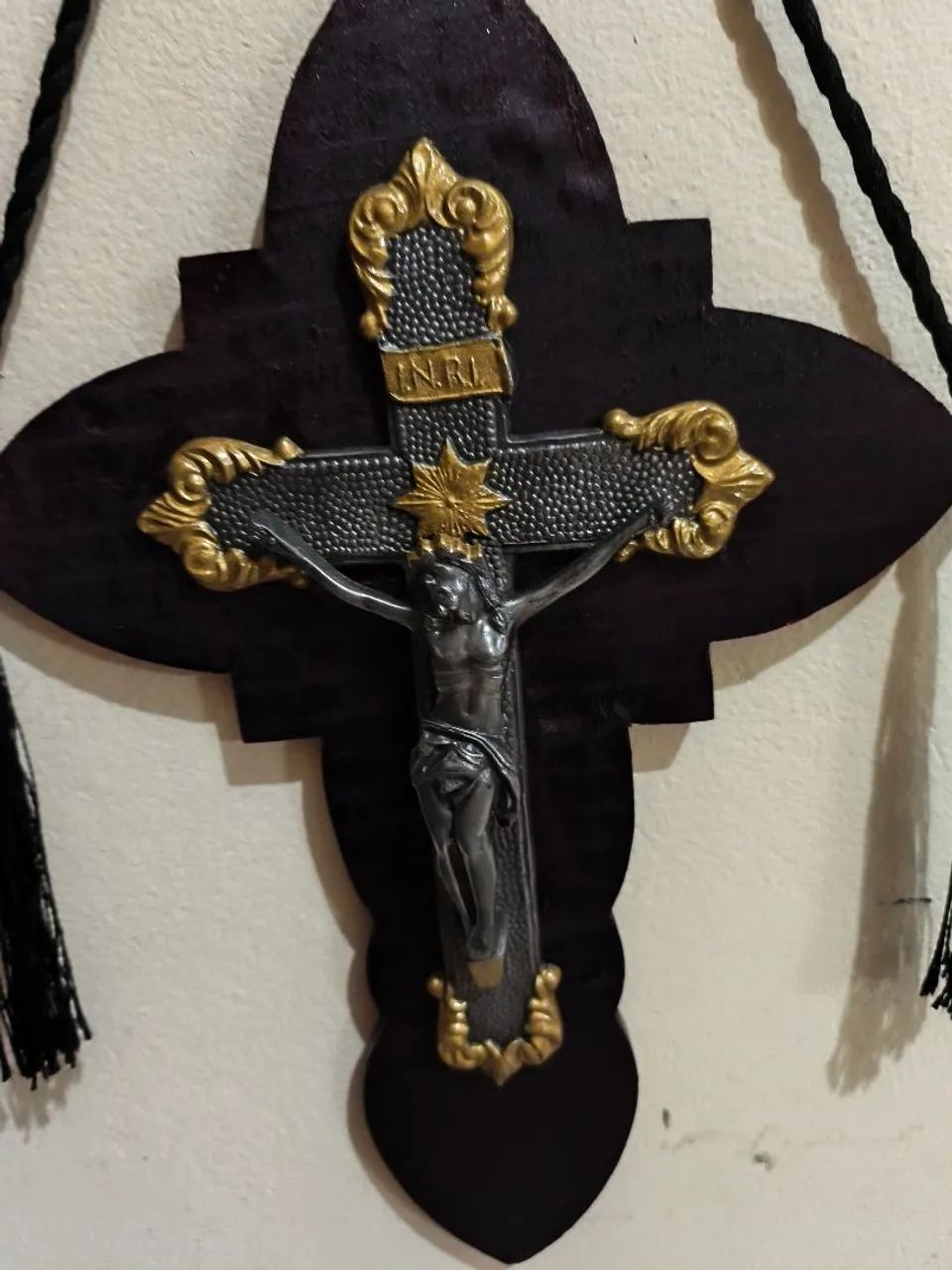 crucifixo antigo de metal com dourado de parede - Foto 3