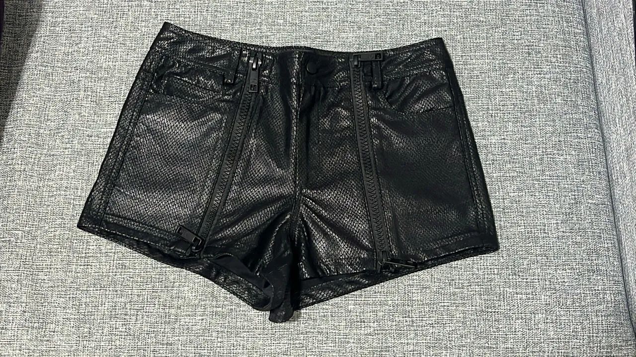 Short couro sintético preto John John 34