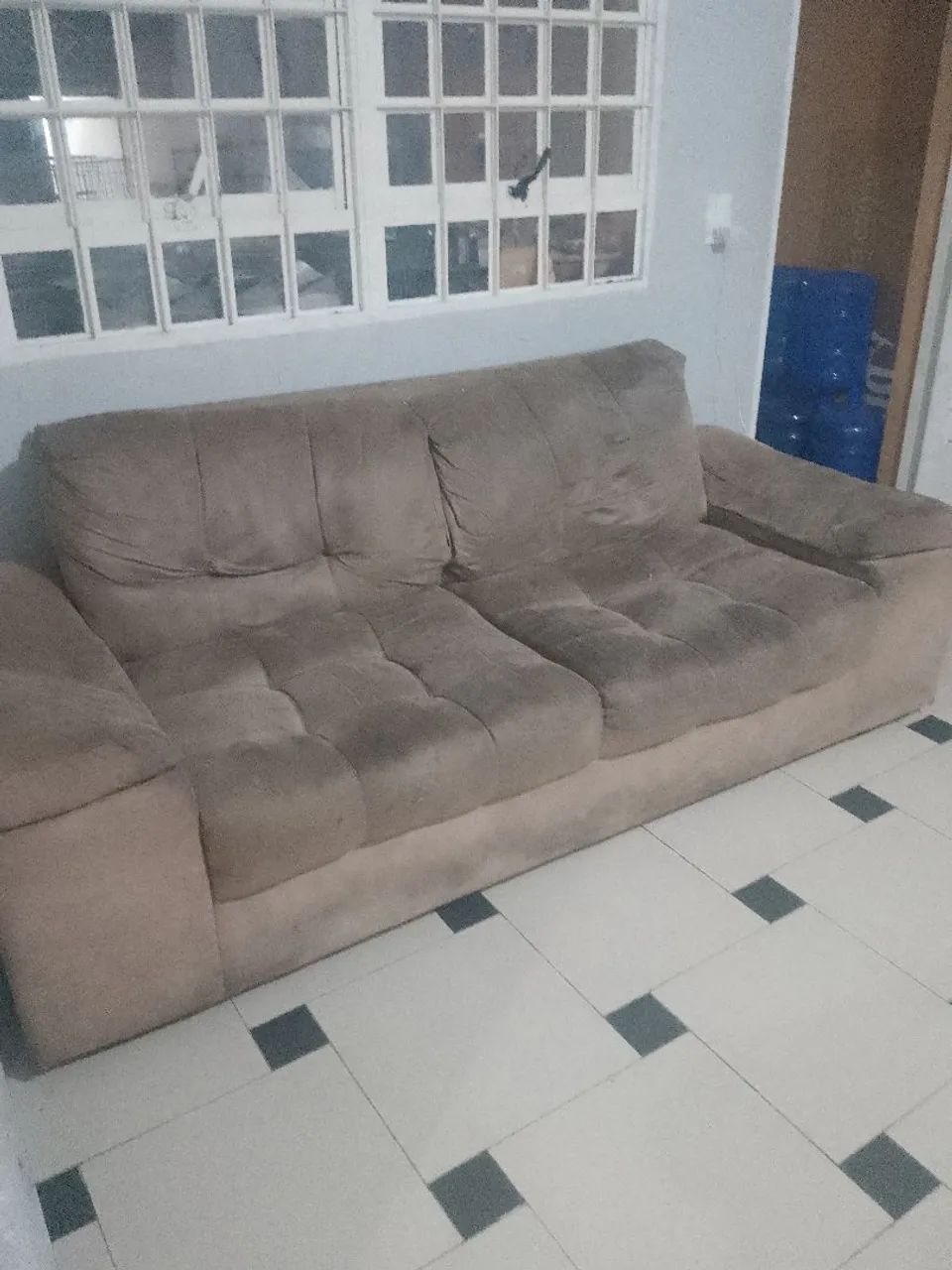 Sofá 3 lugares cor marrom 