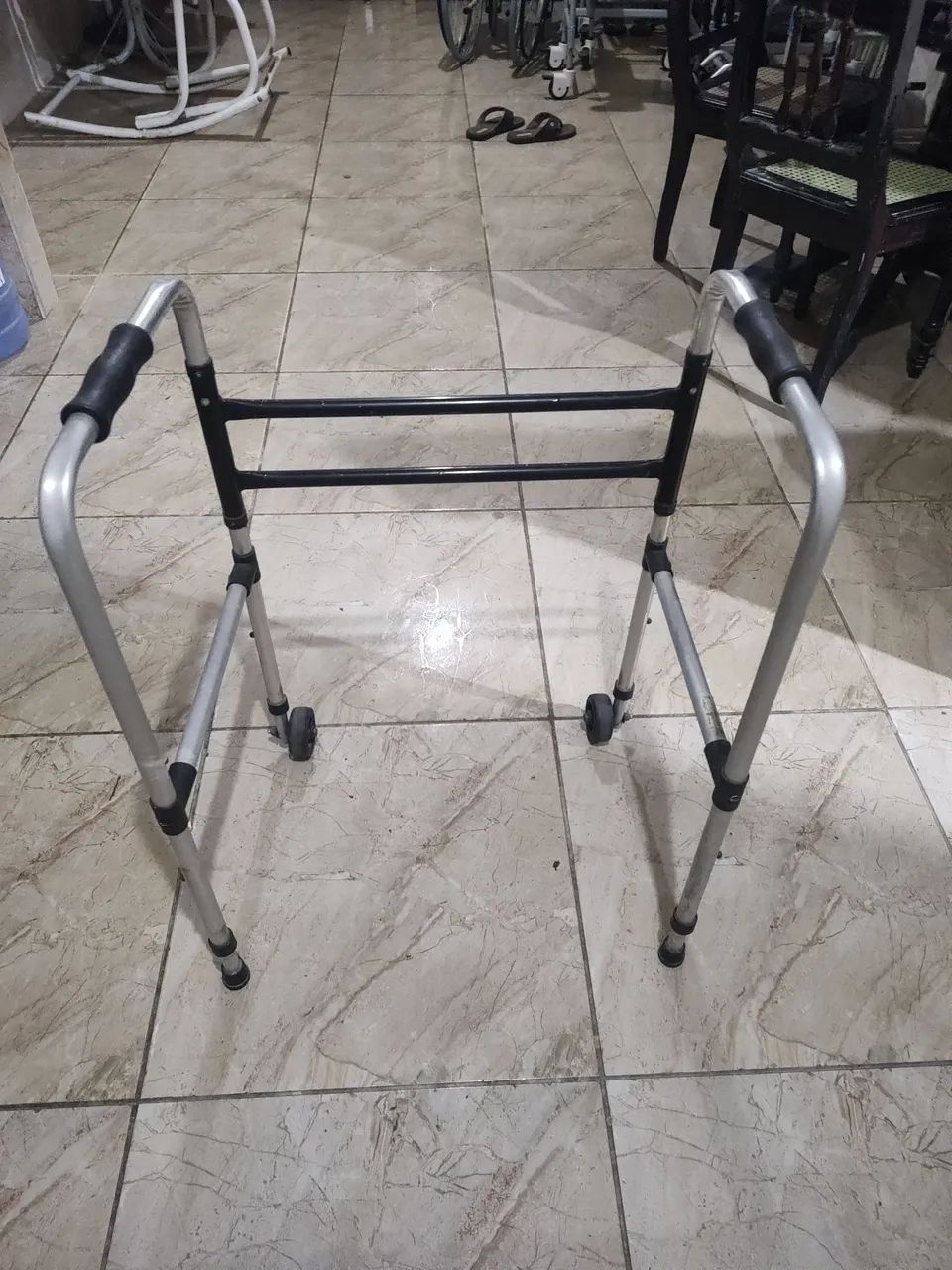 Andador em alumínio com rodízio  - Foto 3