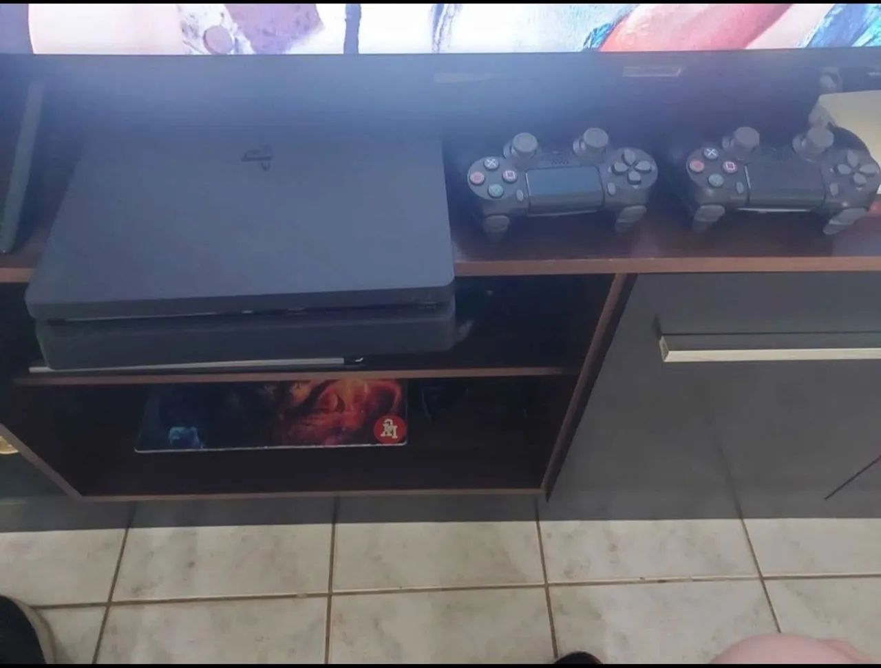 PS4 SLIM 1TB + 2 Controles com Garantia - Foto 3