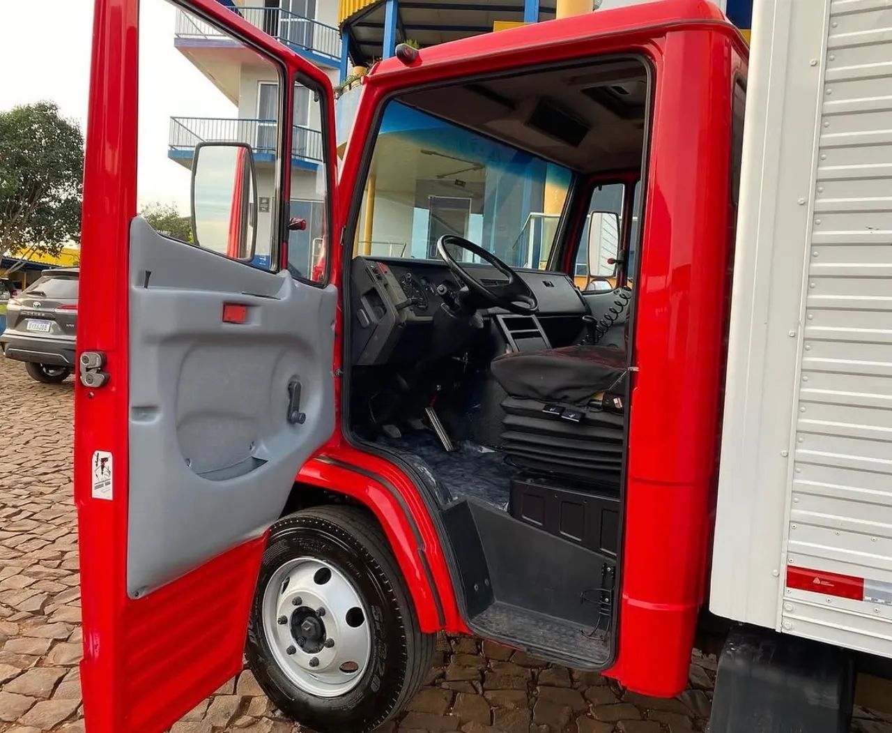 Caminhão  Mb 710 Baú  - Foto 4