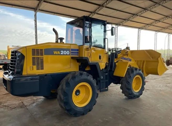 Pá carregadeira Komatsu WA200 ANO: 2011