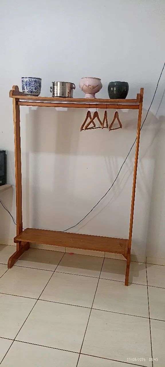 Arara para roupas em madeira  - Foto 2