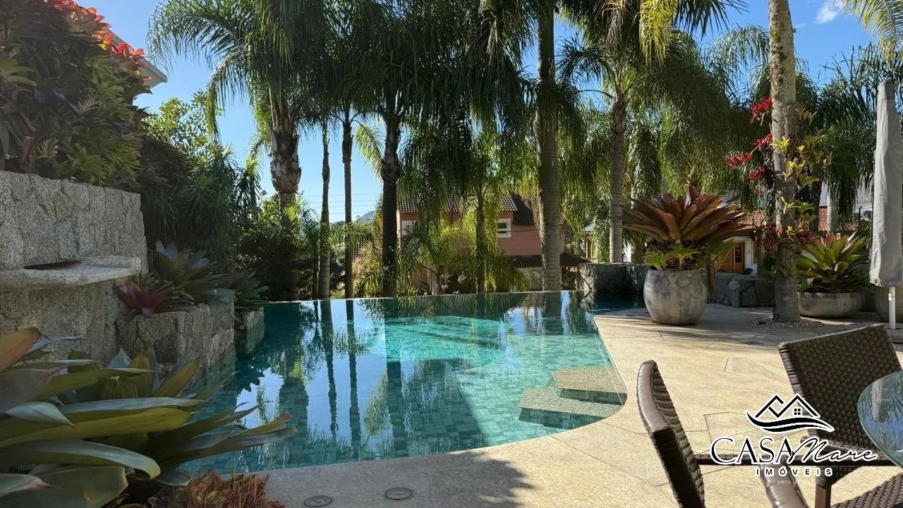 Casa à venda em condomínio fechado no Cacupé - com 5 quartos e piscina aquecida