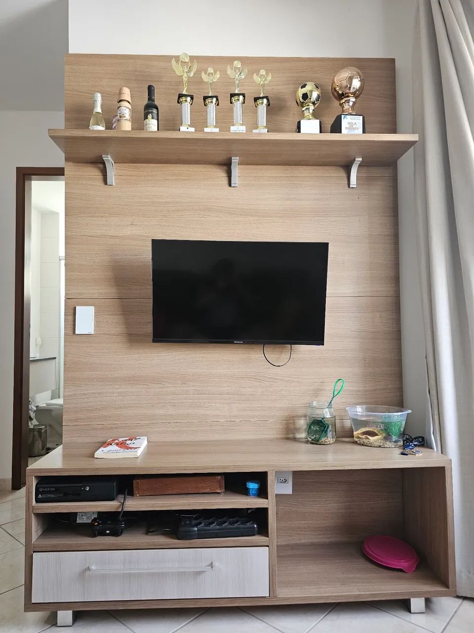 Painel para TV com rack e prateleira - 1,48 m - Madeirado