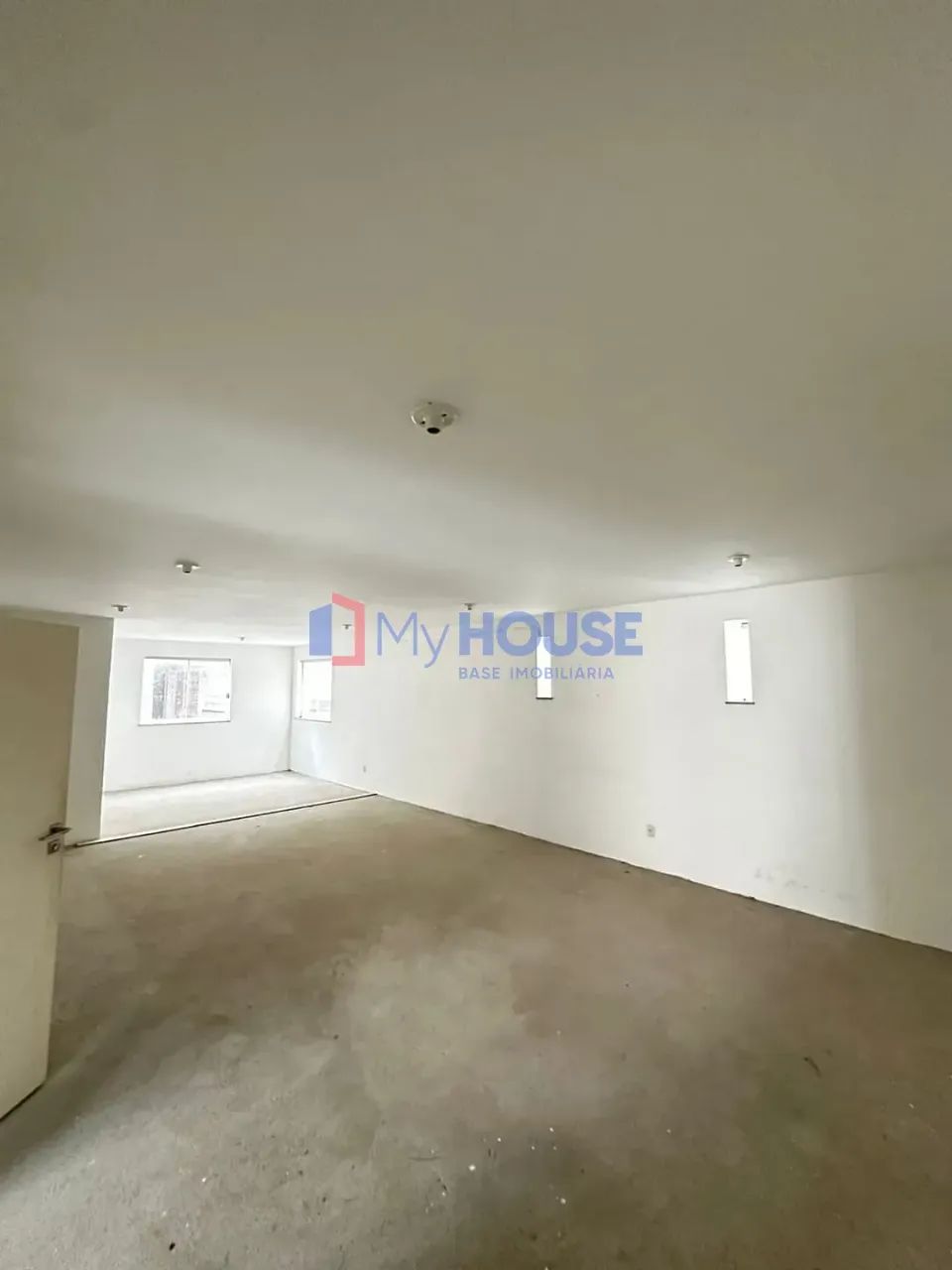 Sala comercial em ótima localização no centro em prédio com elevador para venda e locação, - Foto 3