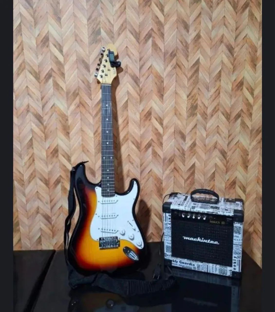 GUITARRA SEMI NOVA 