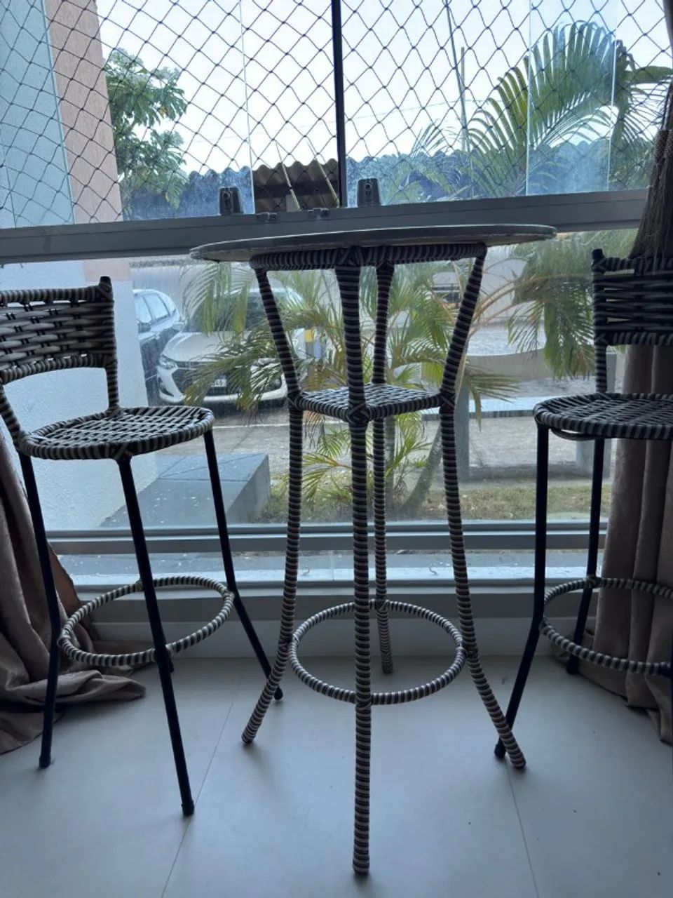 Conjunto de mesa e banquetas - Foto 4