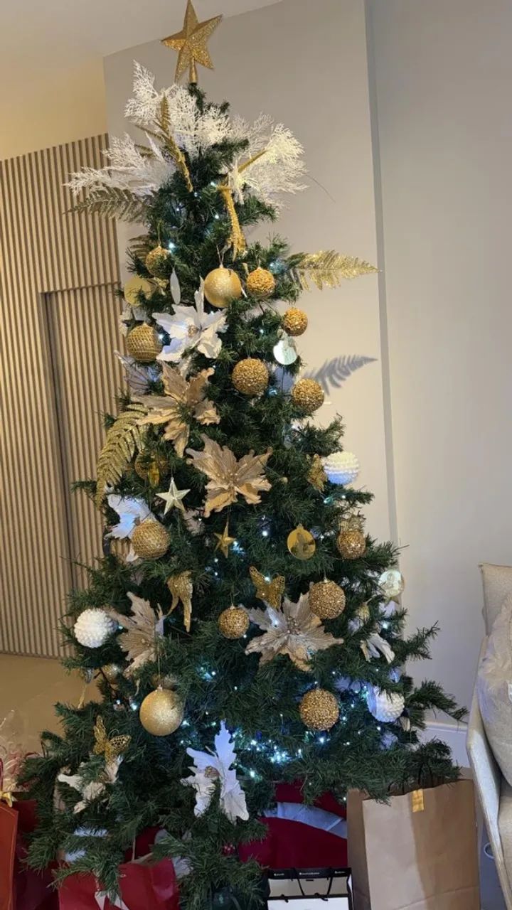 Árvore de Natal de 2m com enfeites e iluminação inclusos