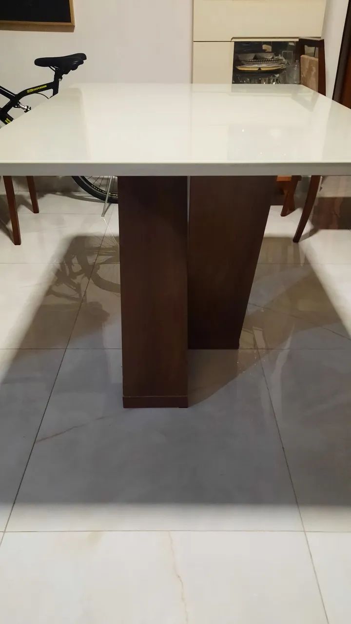 Mesa laqueada, bem robusta e bem consevada - Foto 5