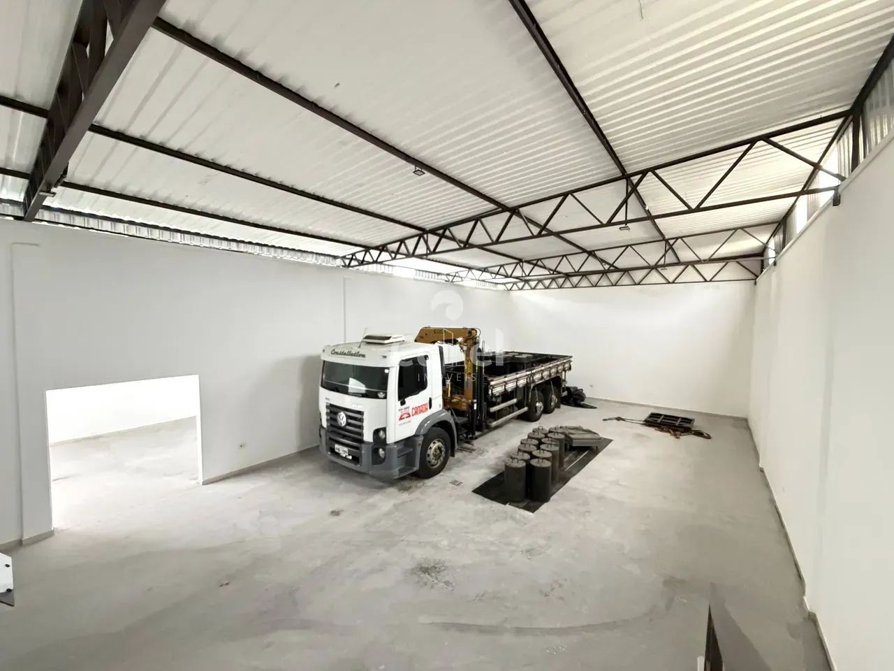 BARRACÃO COMERCIAL COM 360 m² E PÉ-DIREITO DE 6 METROS - Foto 2
