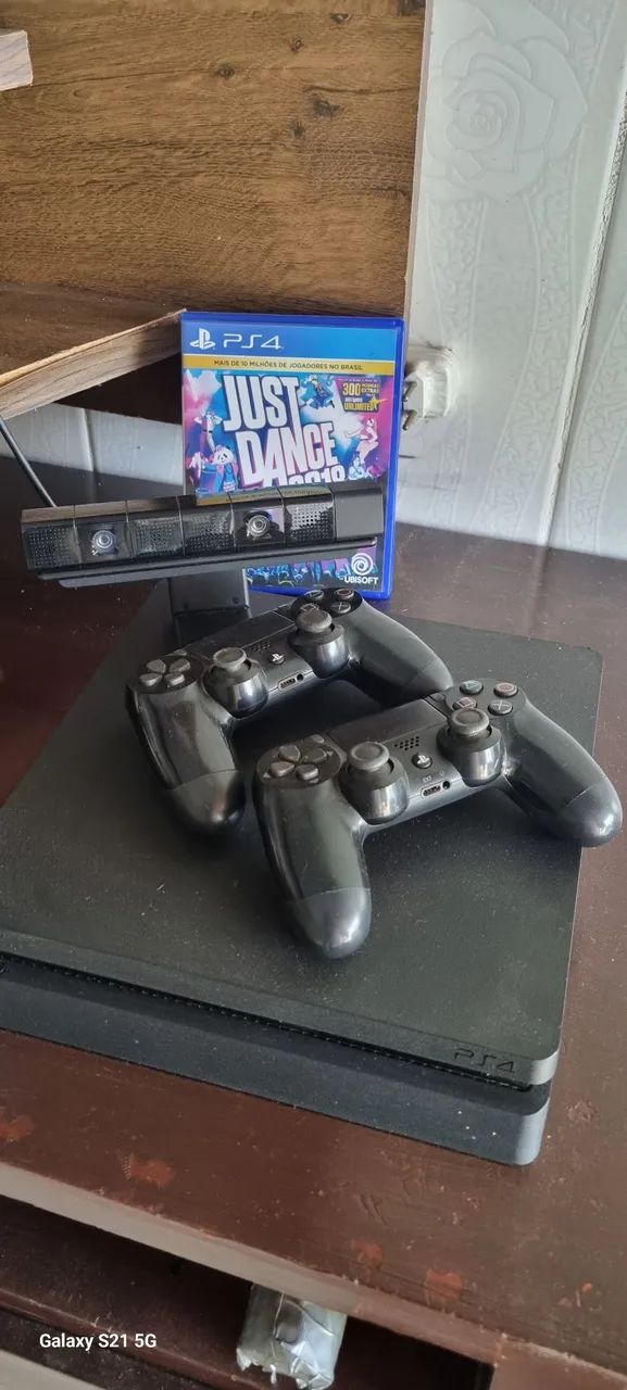 PS4 SLIM 1TB COM KINECT DOIS CONTROLES.  - Foto 2