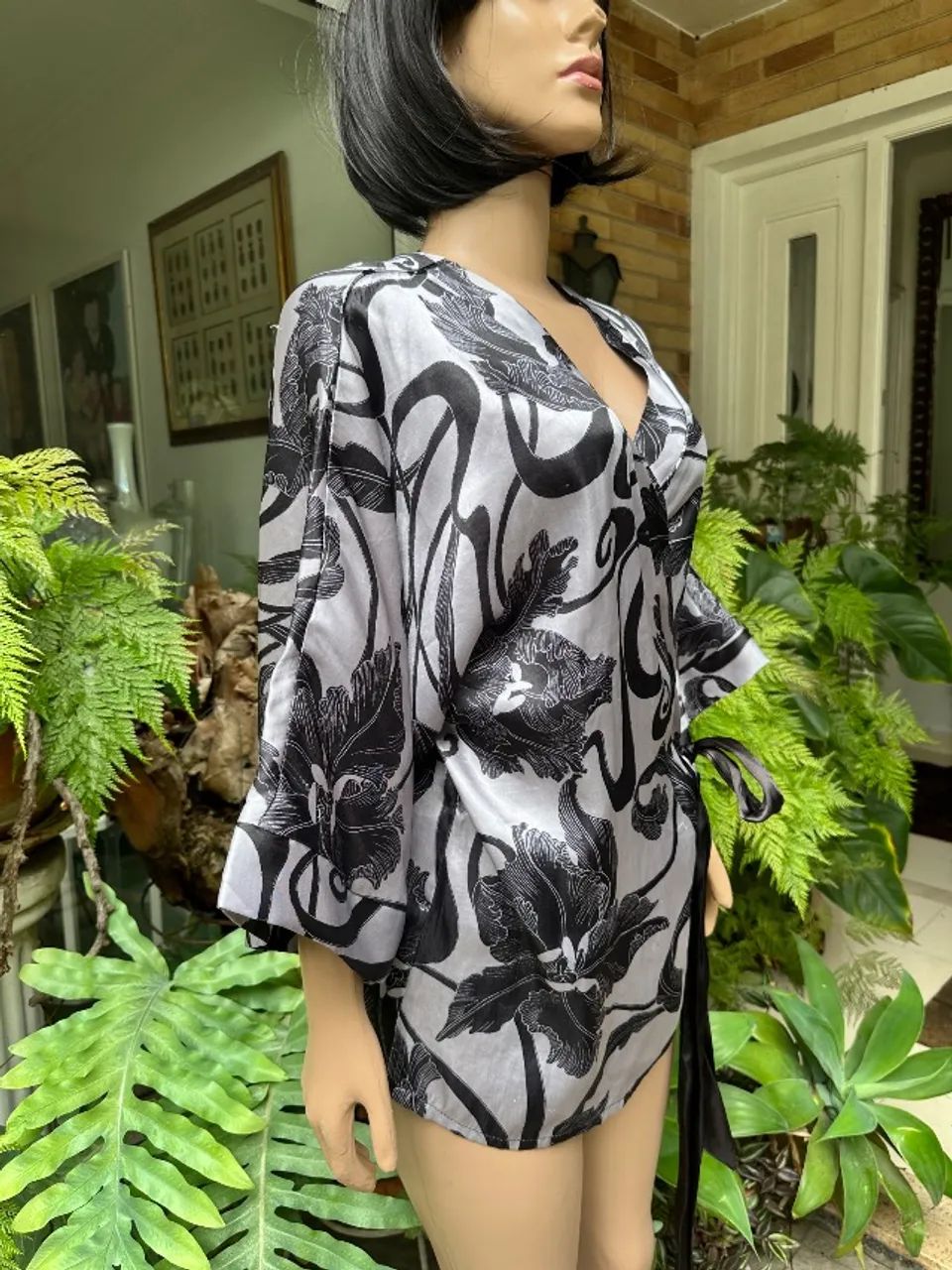 Blusa acetinada cinza e preta com faixa para amarrar - Foto 4