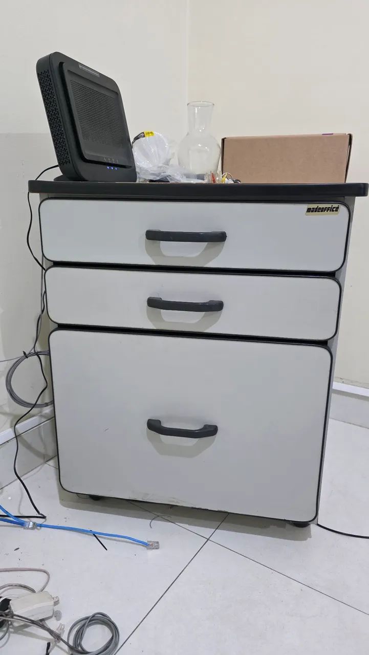 Vendo duas mesas. 250 reais as duas.