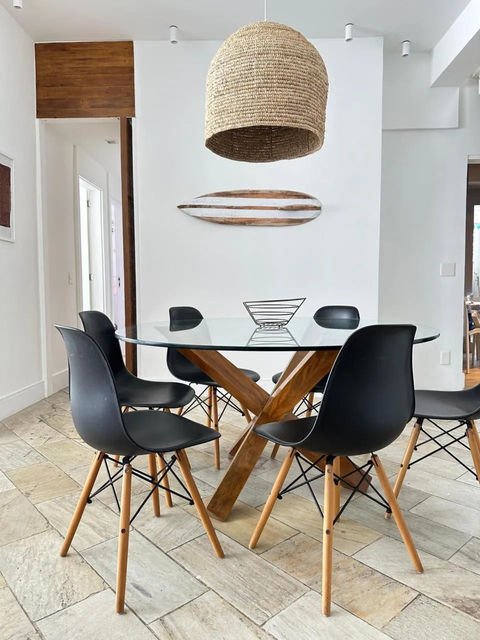 Conjunto de 6 cadeiras pretas  e madeira. Modelo EAMES