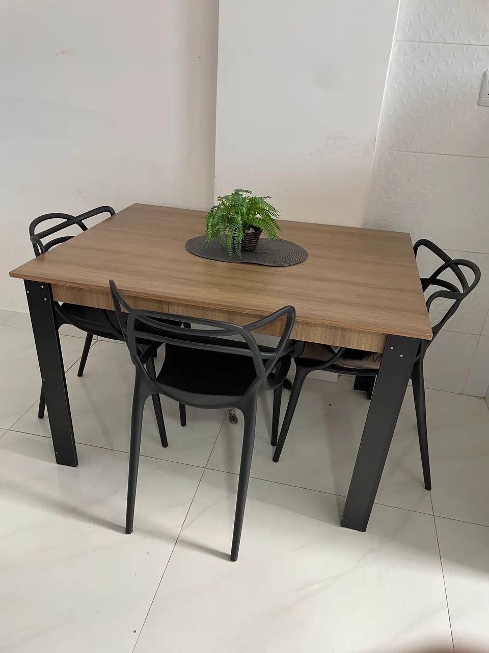 Mesa de Madeira MDP com 3 cadeiras