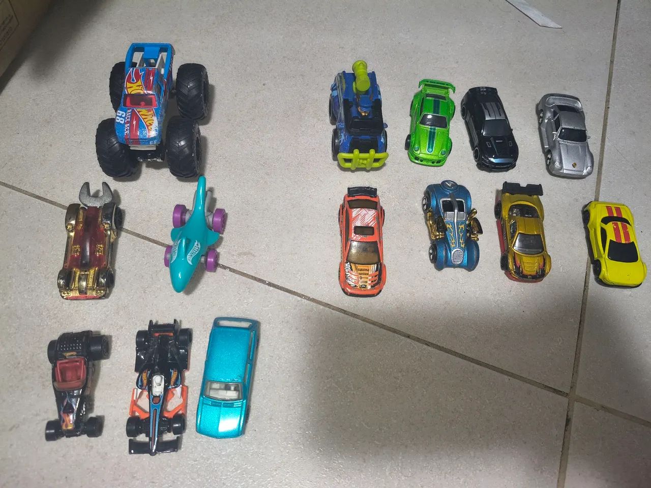 14 carrinhos entre HotWheels e Maisto 