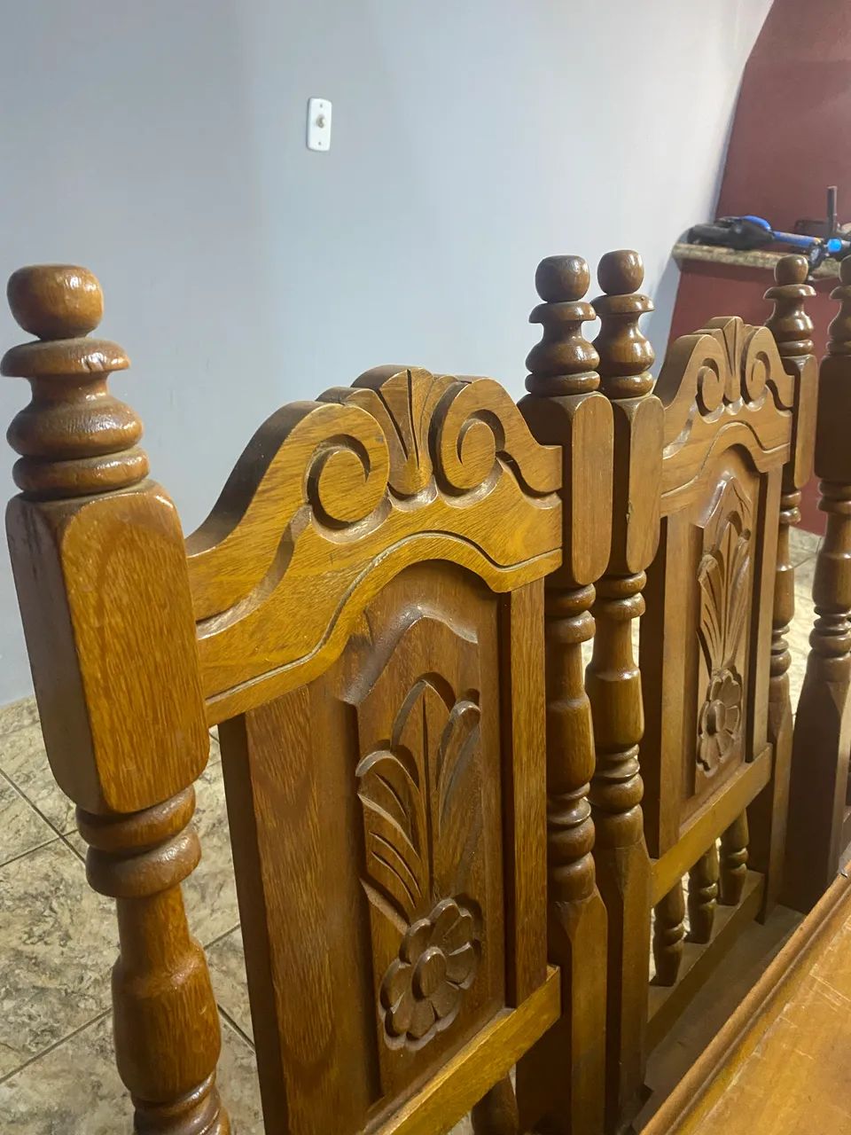 Mesa antiga e 6 cadeiras de madeira nobre trabalhada  - Foto 2