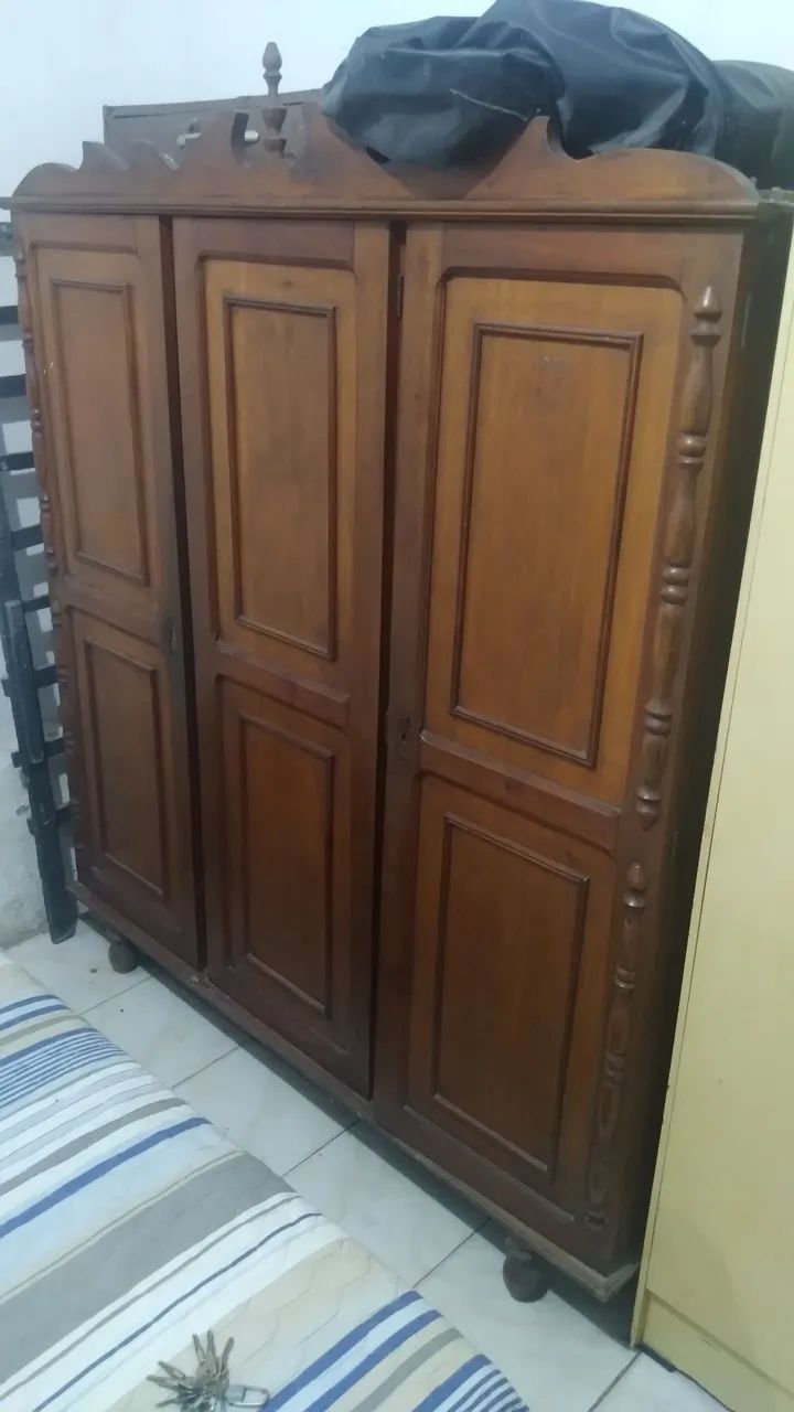 Guarda roupa antigo