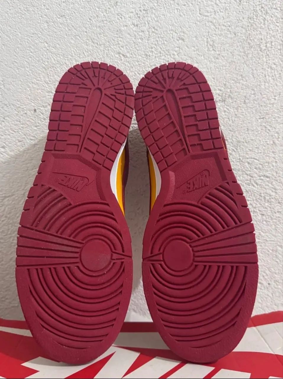 Nike Dunk Low Retrô - Vermelho e Amarelo - Foto 5