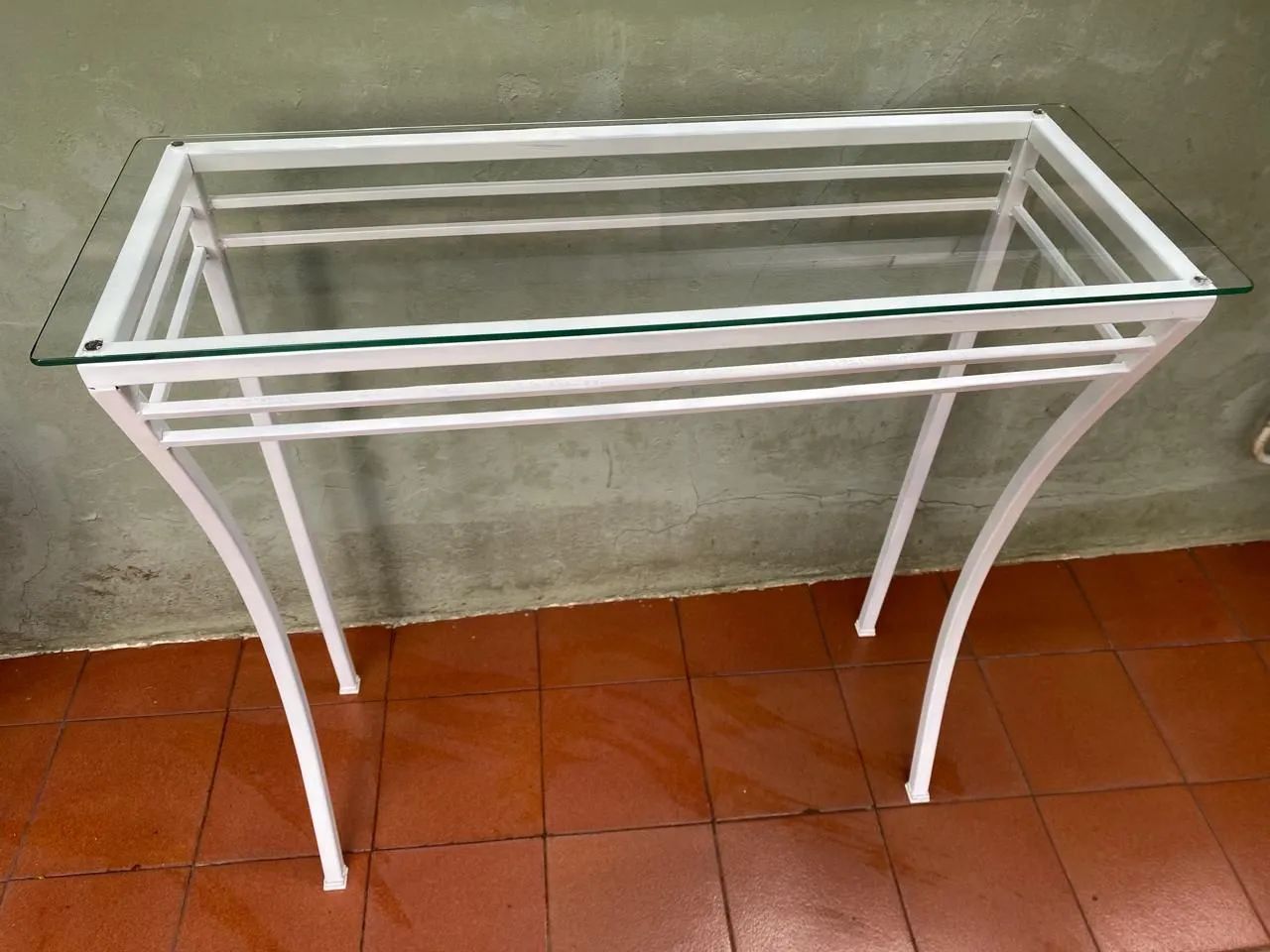 Aparador, ferro e vidro.