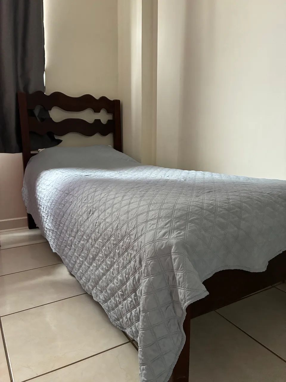 Vendo cama de solteiro com colchão!!