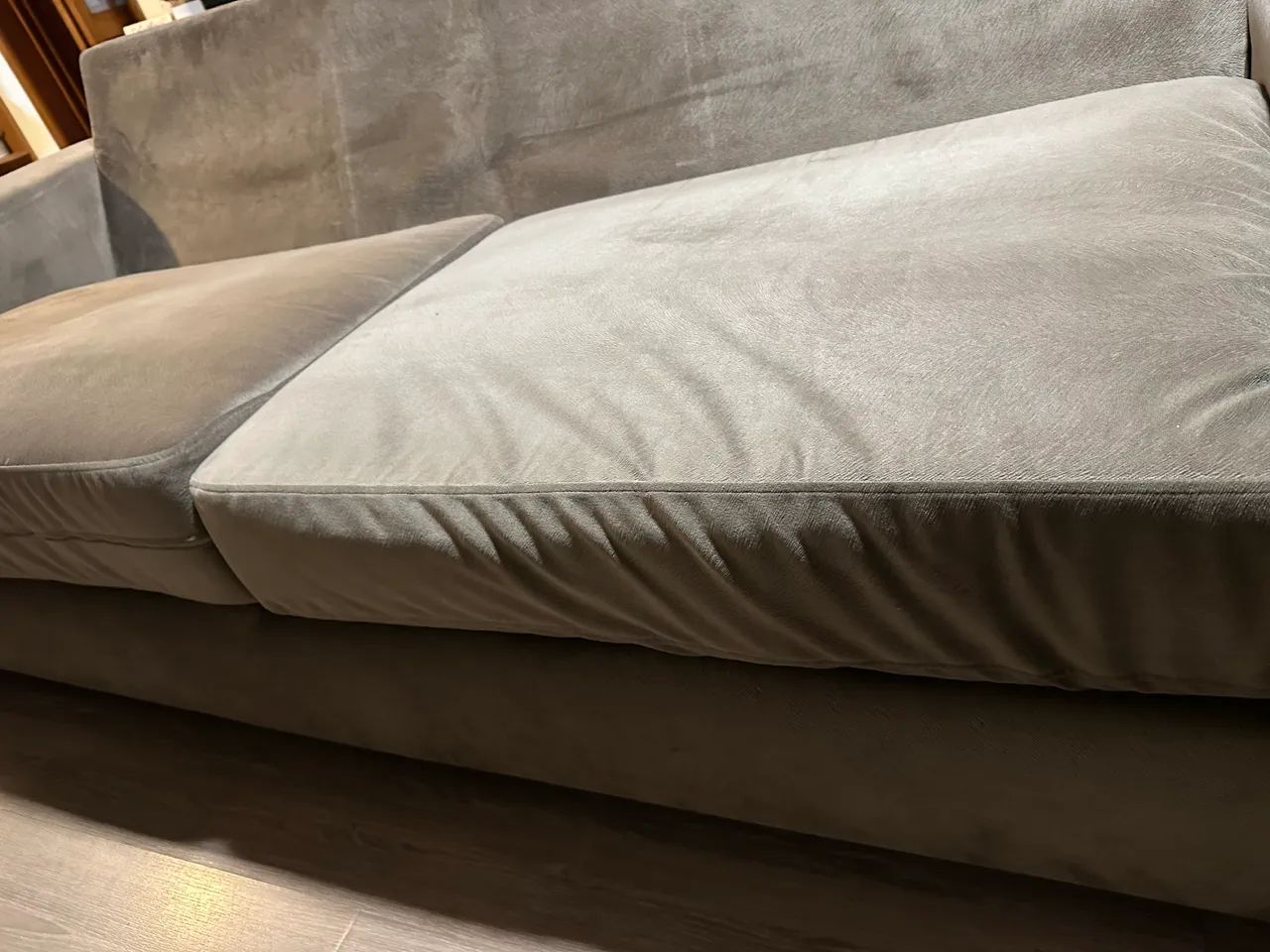 Sofá cinza com almofadas vermelhas bordadas - Foto 3