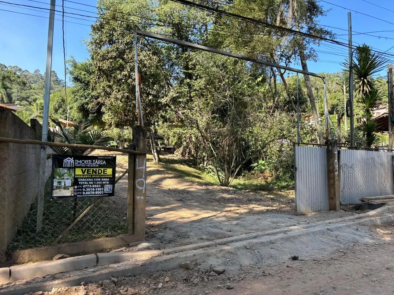 Chácara com dois dormitórios e área ampla com muito verde aos redores