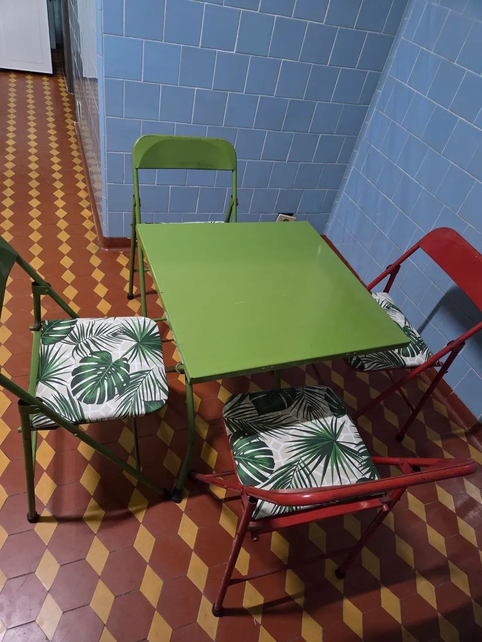 Mesa de ferro com 4 cadeiras e almofada EXCELENTE ESTADO - Foto 2