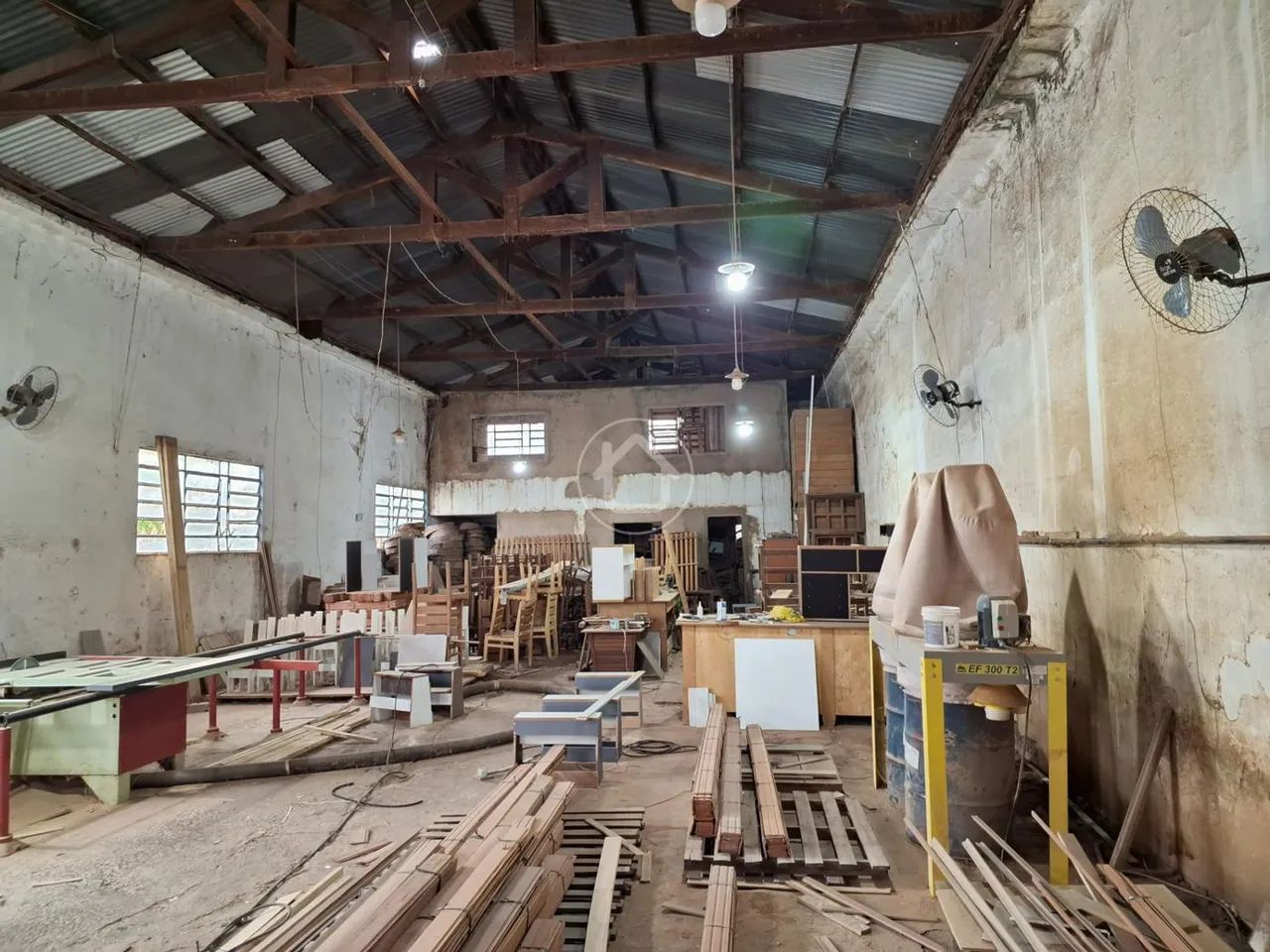 BARRACÃO COM SALAS E ÓTIMA LOCALIZAÇÃO - Foto 5