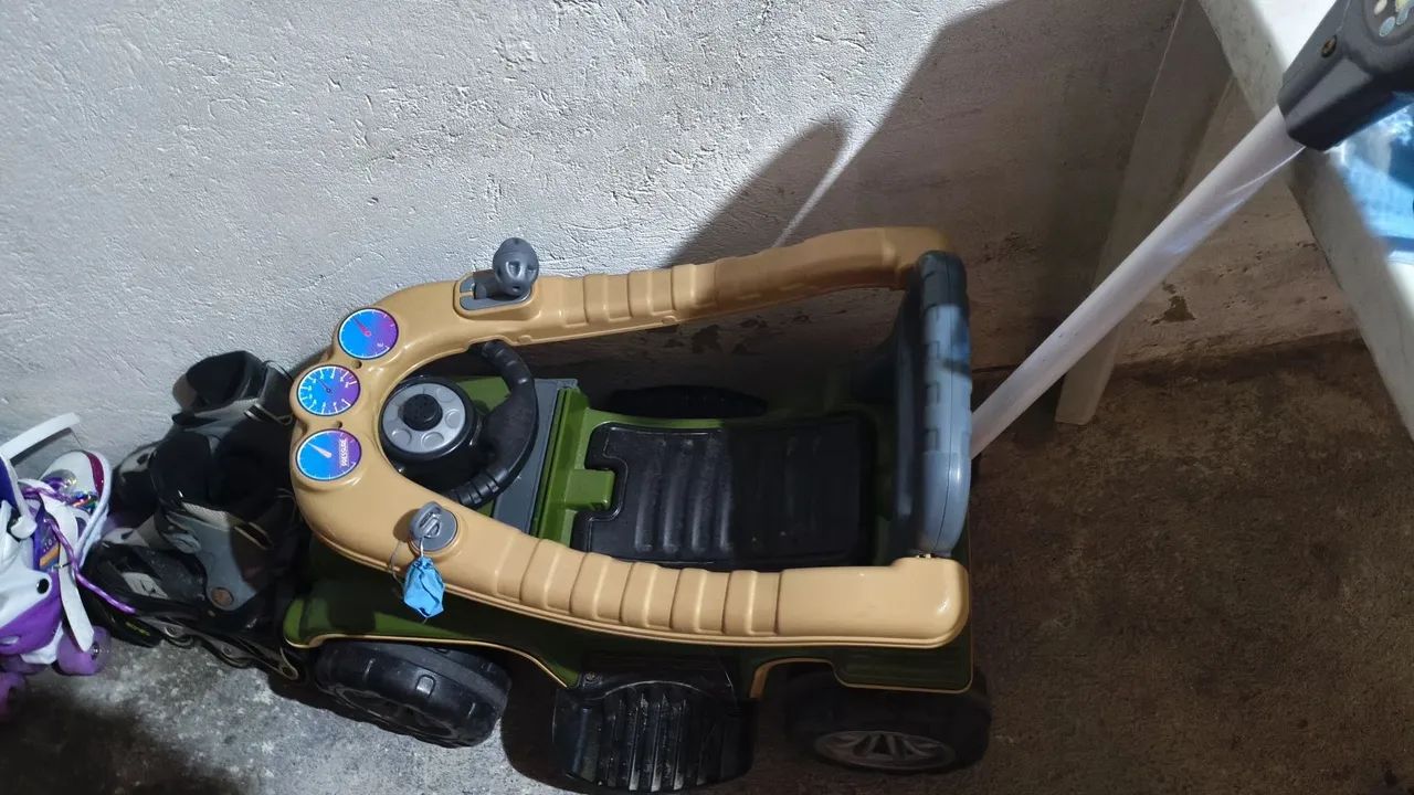 Carrinho jipe de bebê 
