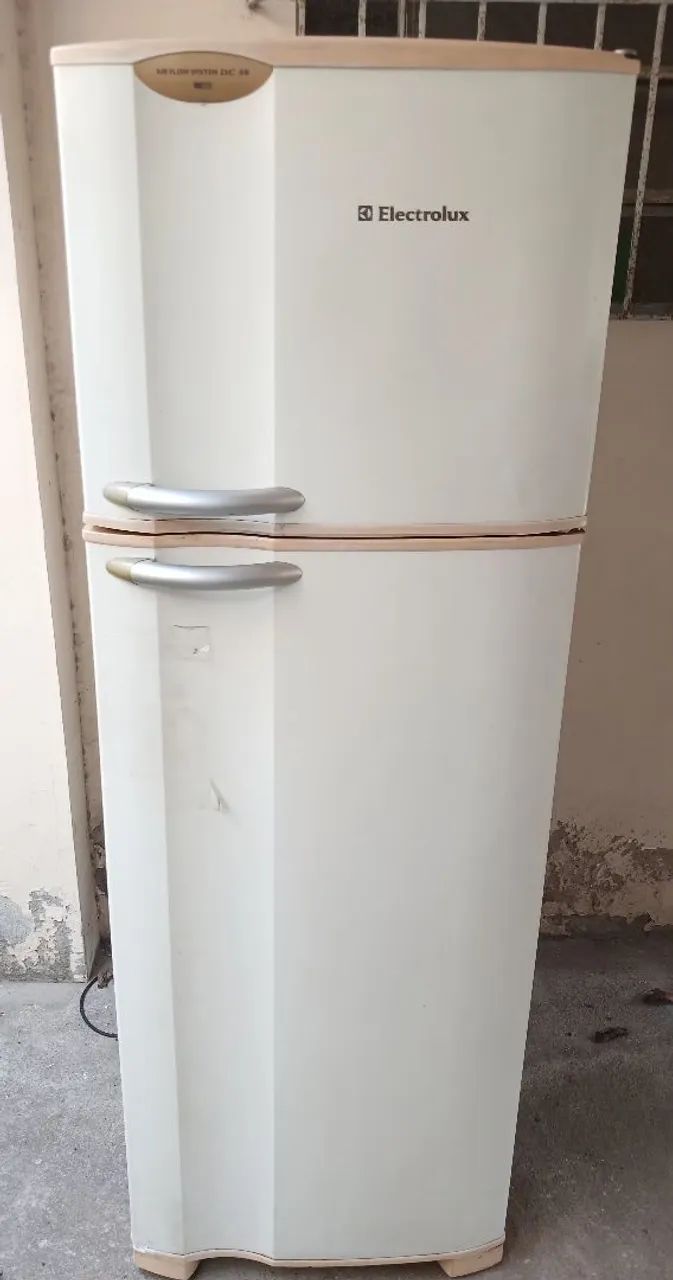 Vendo Geladeira Electrolux 