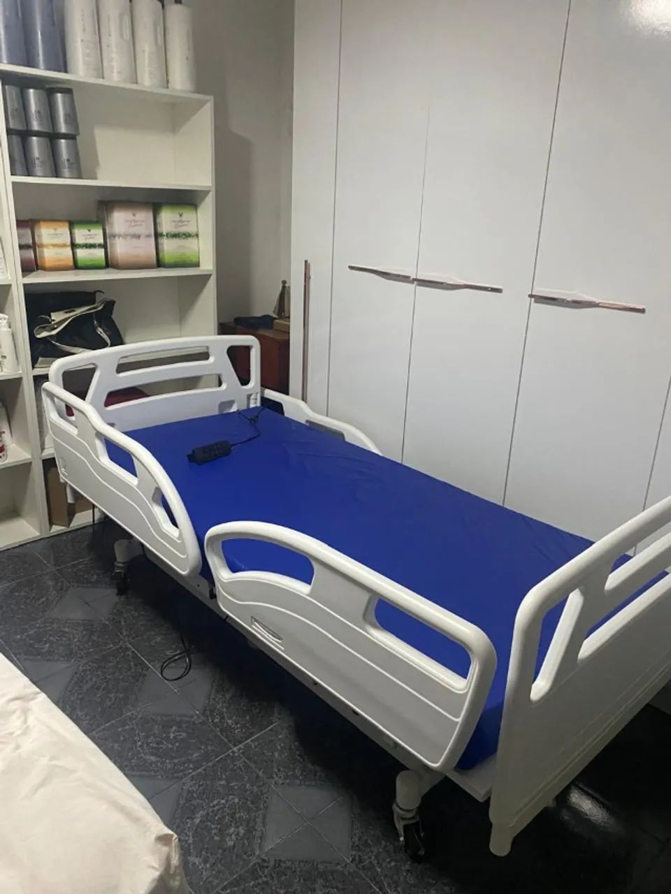  Vendo Cama Hospitalar Elétrica- semi nova em perfeitas condições