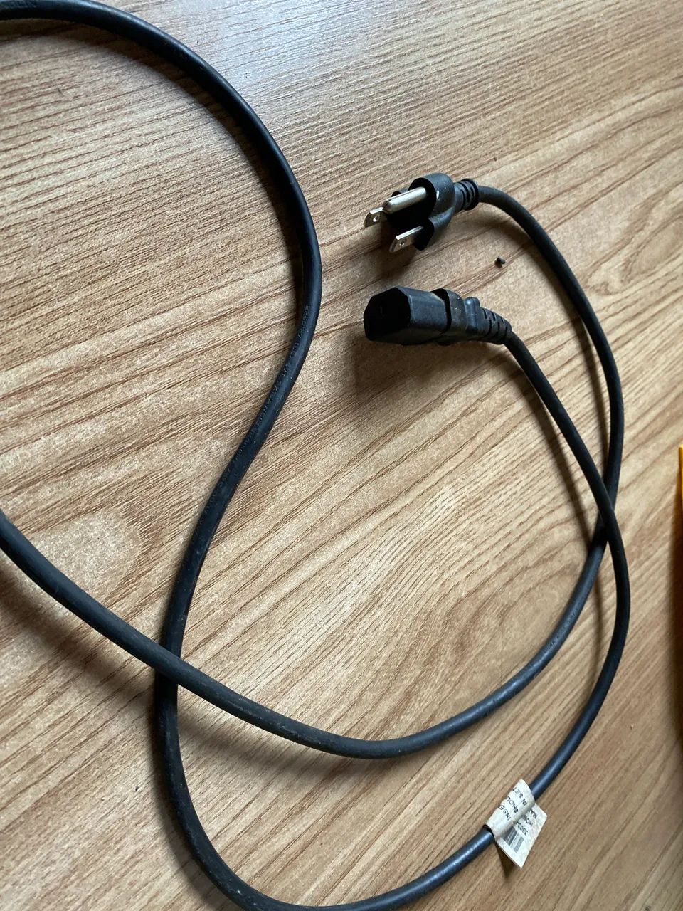 Vendo cabo de força tripolar com conector IEC C13 