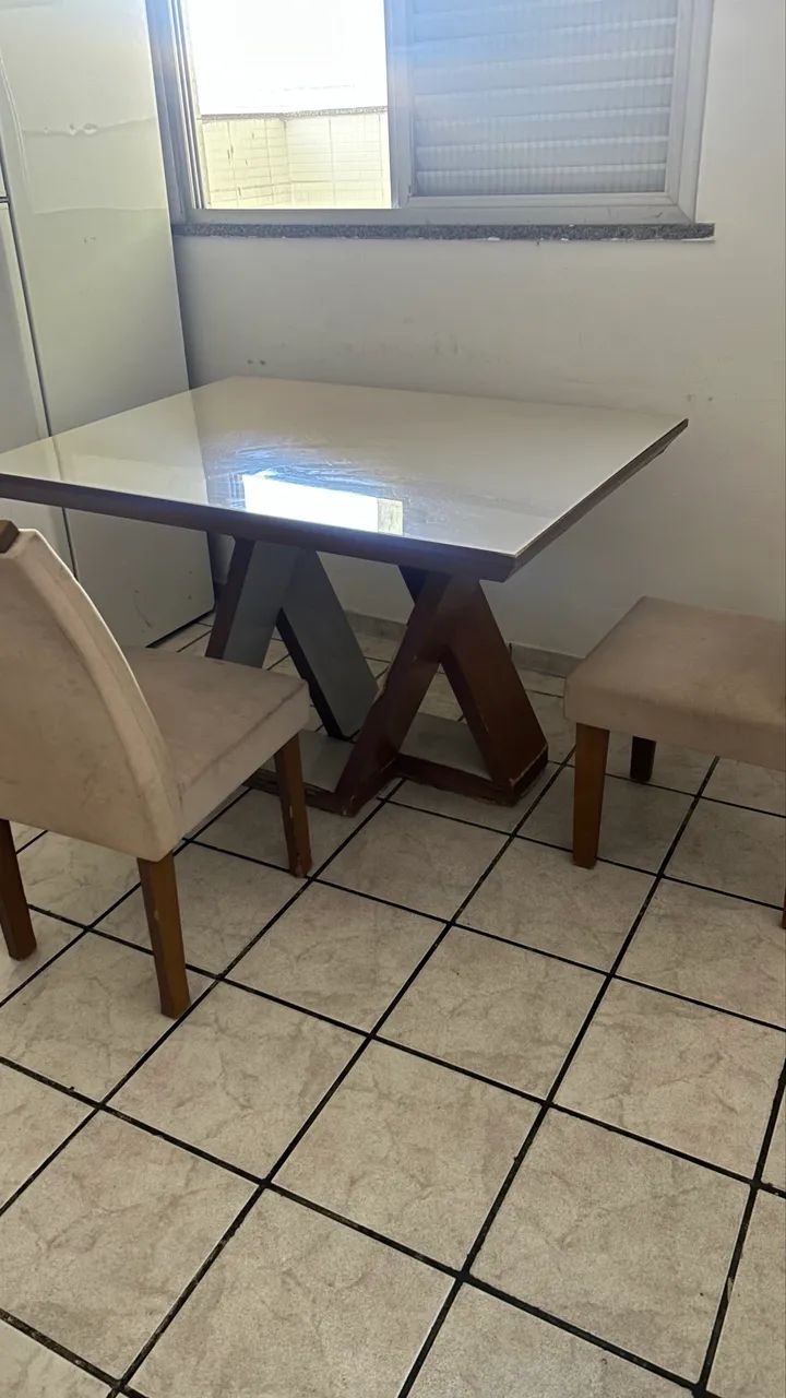 Mesa de madeira com tampo de vidro