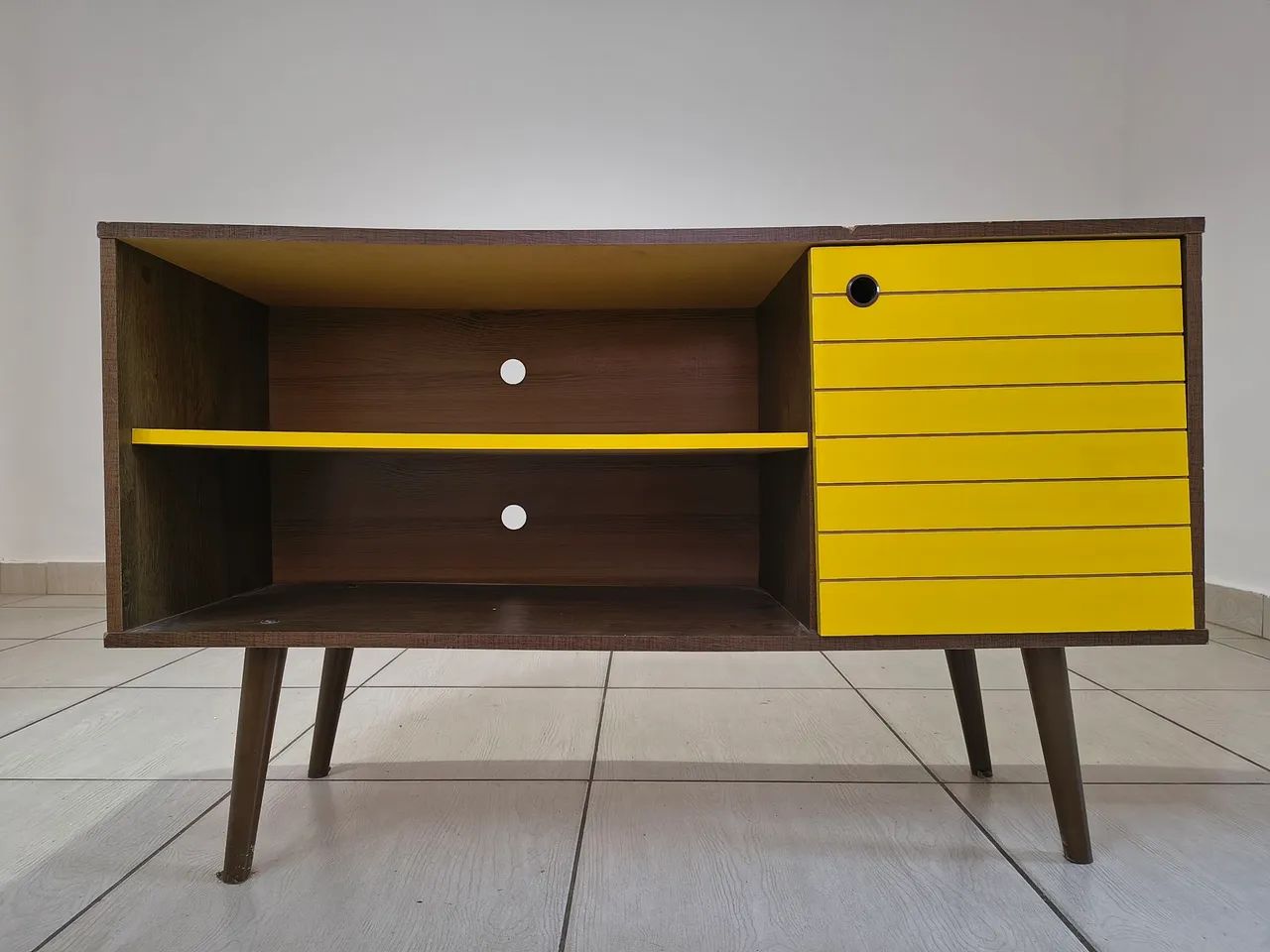 Rack amarelo estilo retrô 
