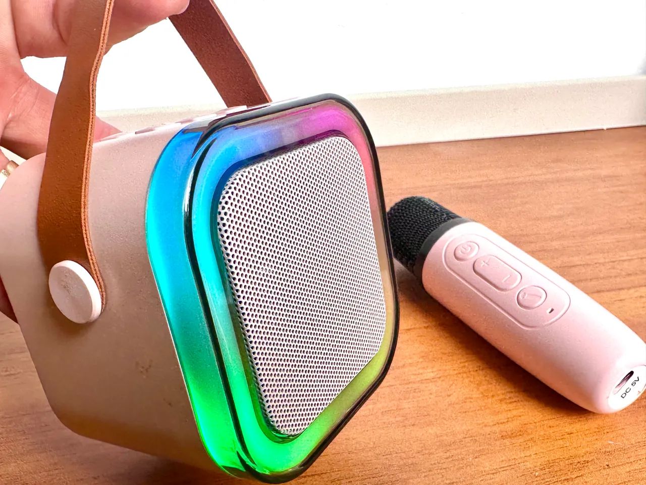 Caixa de som karaokê com microfone