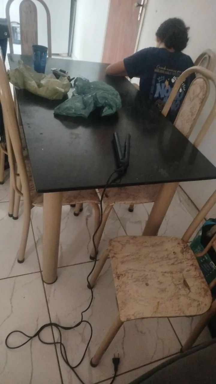 Mesa de sala com 6 cadeiras