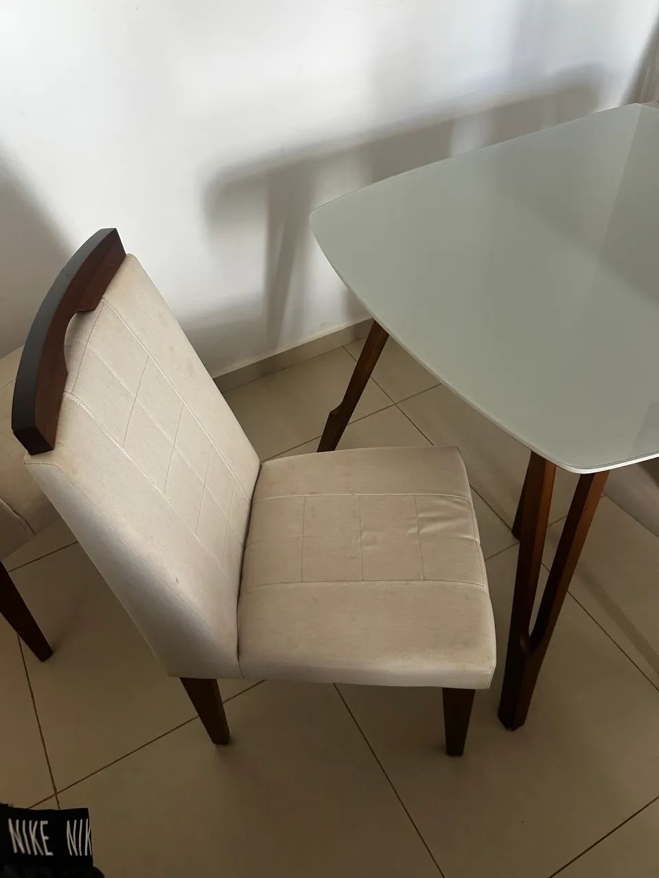 MESA RETRÔ COM TAMPO DE MADEIRA E VIDRO (com avaria) - Foto 5