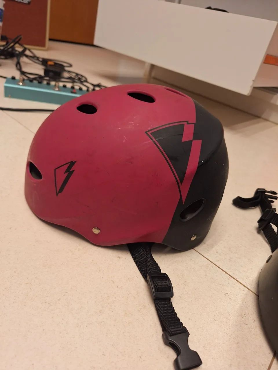 2 capacetes para proteção em esportes sobre rodas - Foto 2