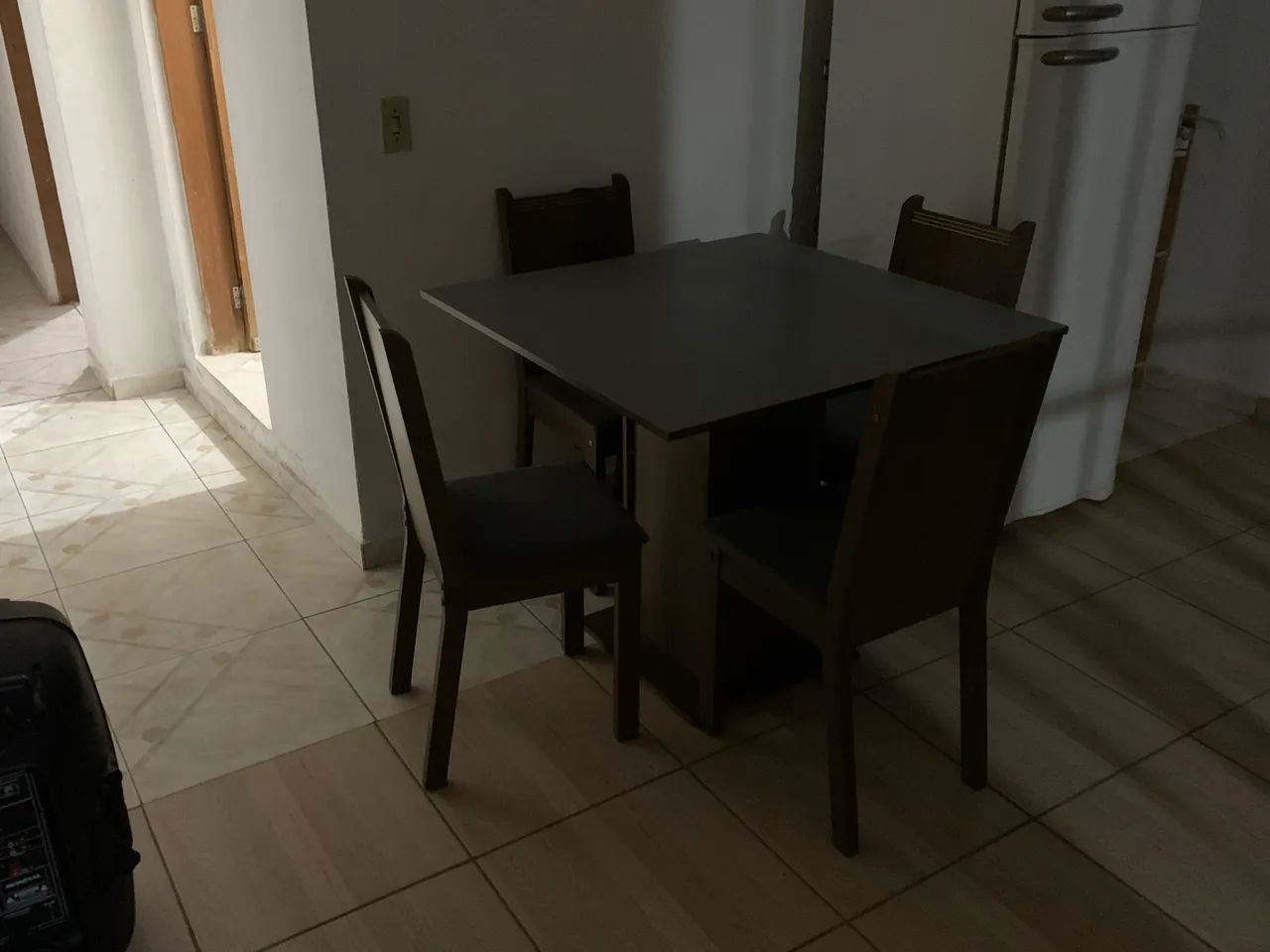 Mesa com 4 cadeiras e buffet