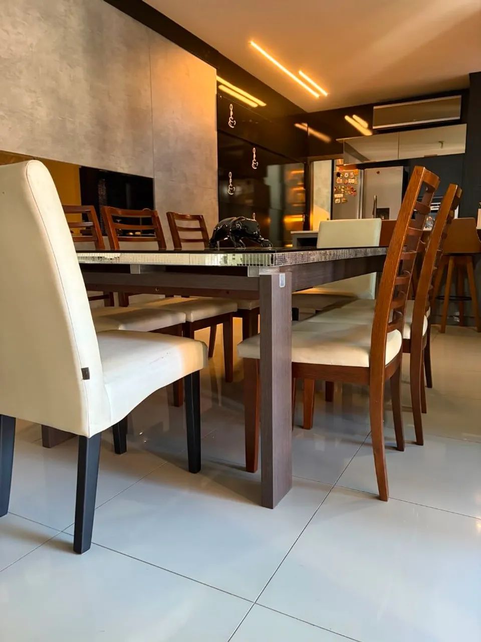 Mesa de madeira com tampo de vidro e oito cadeiras - Foto 4
