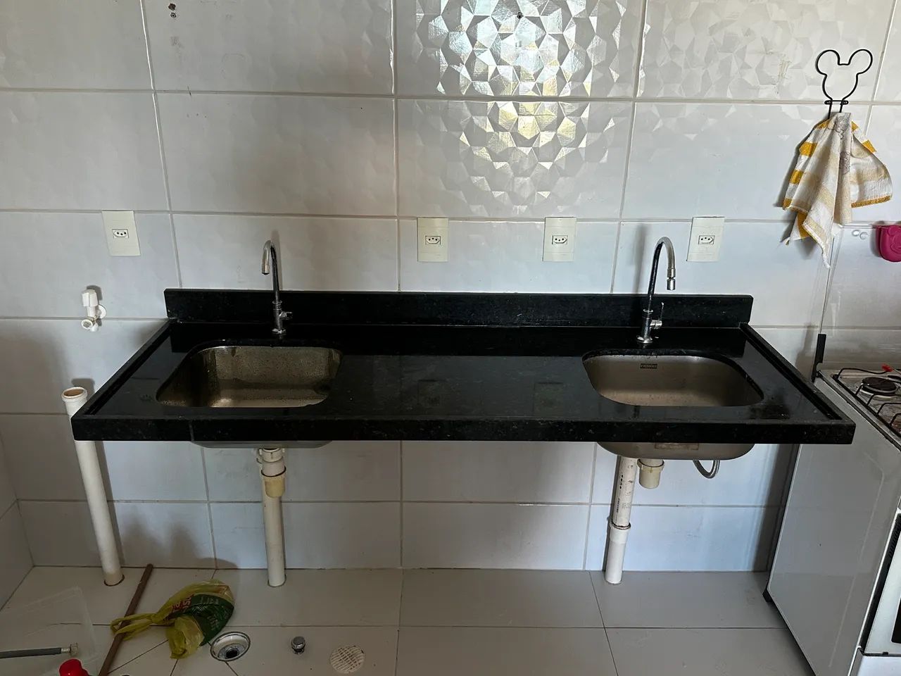 Vendo pia de cozinha em mármore com duas cubas 
